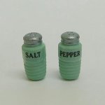 Traditional Salt and Pepper Shaker Set Traditional Salt and Pepper Shaker Set