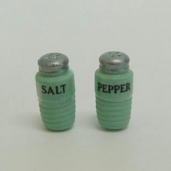 Traditional Salt and Pepper Shaker Set Traditional Salt and Pepper Shaker Set